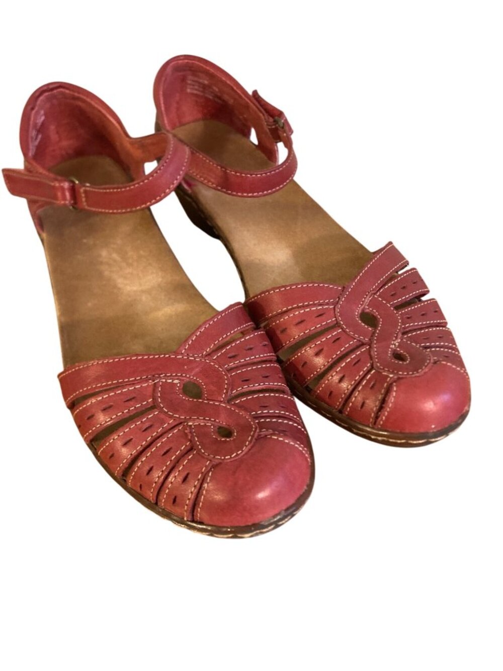 Clarks Wendy Estate Red Leather Cutout Mary Jane Sandals Size 8 Low Heel Comfort